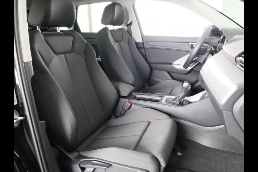 Audi Q3 45 TFSI e Business Edition 245 pk S-tronic | Navigatie | Elektr. trekhaak | Parkeersensoren | Achteruitrijcamera | LED koplampen | Stoelverwarming |