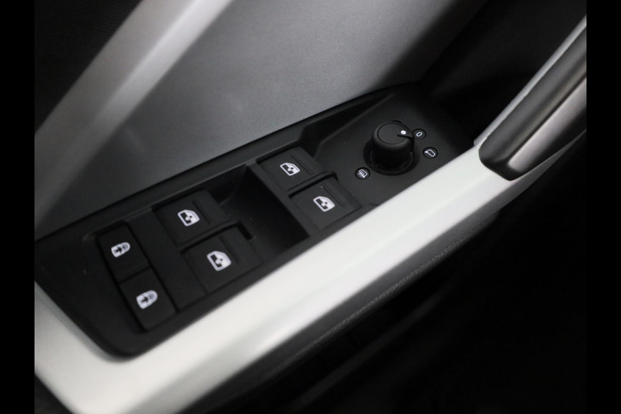 Audi Q3 45 TFSI e Business Edition 245 pk S-tronic | Navigatie | Elektr. trekhaak | Parkeersensoren | Achteruitrijcamera | LED koplampen | Stoelverwarming |