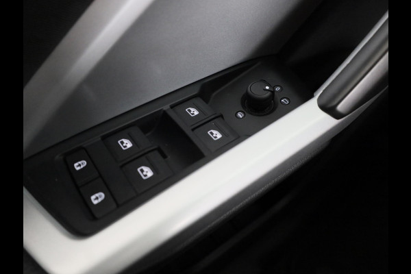 Audi Q3 45 TFSI e Business Edition 245 pk S-tronic | Navigatie | Elektr. trekhaak | Parkeersensoren | Achteruitrijcamera | LED koplampen | Stoelverwarming |