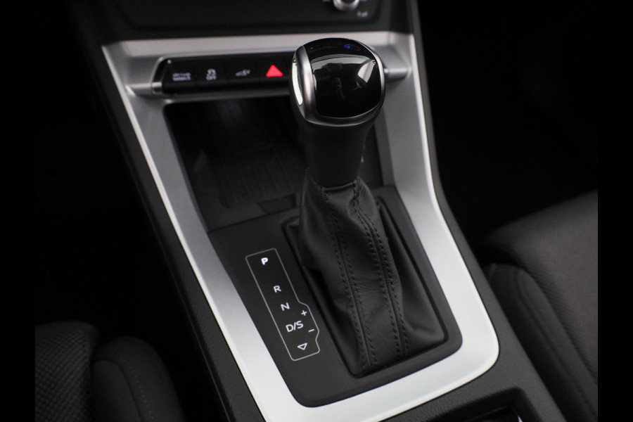 Audi Q3 45 TFSI e Business Edition 245 pk S-tronic | Navigatie | Elektr. trekhaak | Parkeersensoren | Achteruitrijcamera | LED koplampen | Stoelverwarming |