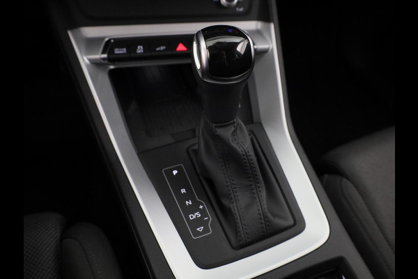 Audi Q3 45 TFSI e Business Edition 245 pk S-tronic | Navigatie | Elektr. trekhaak | Parkeersensoren | Achteruitrijcamera | LED koplampen | Stoelverwarming |