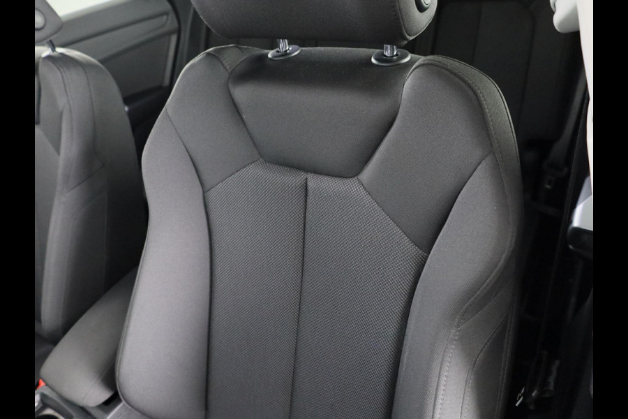 Audi Q3 45 TFSI e Business Edition 245 pk S-tronic | Navigatie | Elektr. trekhaak | Parkeersensoren | Achteruitrijcamera | LED koplampen | Stoelverwarming |