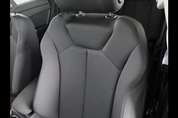 Audi Q3 45 TFSI e Business Edition 245 pk S-tronic | Navigatie | Elektr. trekhaak | Parkeersensoren | Achteruitrijcamera | LED koplampen | Stoelverwarming |