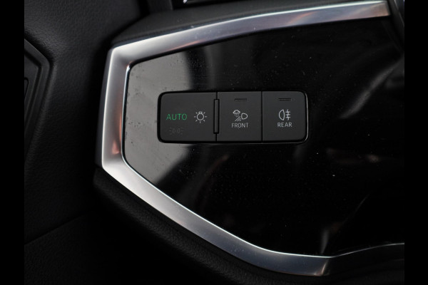 Audi Q3 45 TFSI e Business Edition 245 pk S-tronic | Navigatie | Elektr. trekhaak | Parkeersensoren | Achteruitrijcamera | LED koplampen | Stoelverwarming |