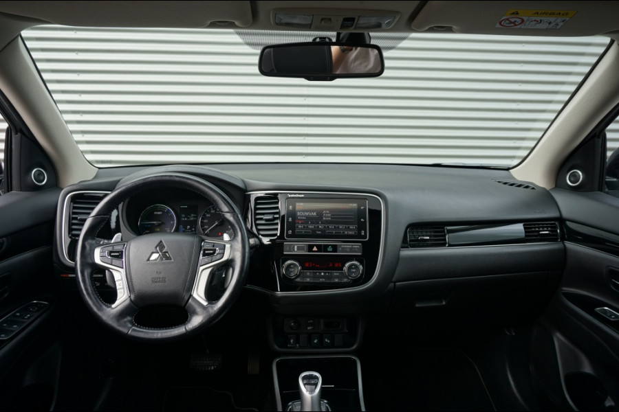 Mitsubishi Outlander PHEV Intense+ AUTOMAAT SCHUIFDAK | ELEK.KLEP | CARPLAY | HAAK! VERKOCHT