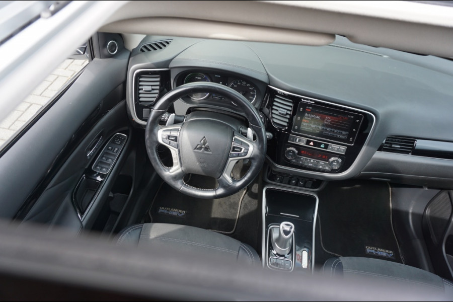 Mitsubishi Outlander PHEV Intense+ AUTOMAAT SCHUIFDAK | ELEK.KLEP | CARPLAY | HAAK! VERKOCHT