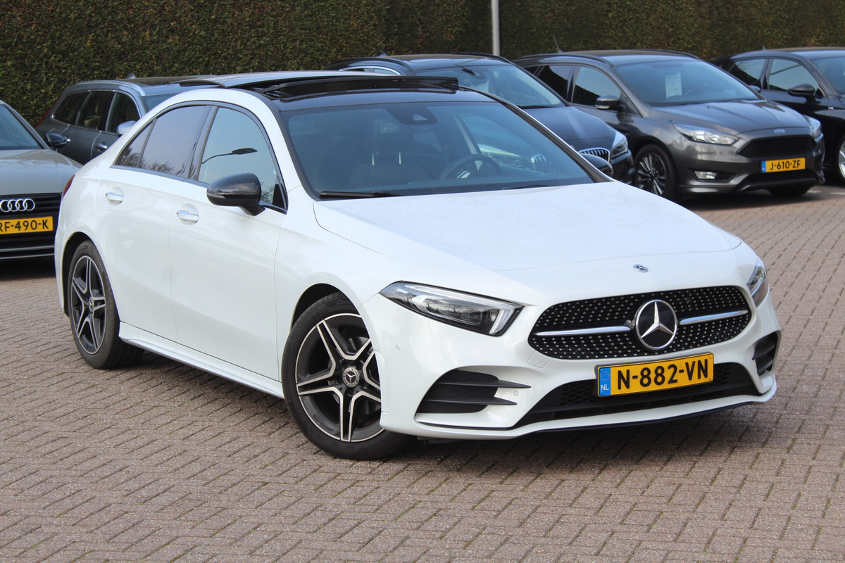 Mercedes-Benz A-Klasse 180 Business Solution AMG / Panoramadak / Camera / Sfeerverlichting / Apple CarPlay / 18'' / DAB / Stoelverwarming / Cruise Control