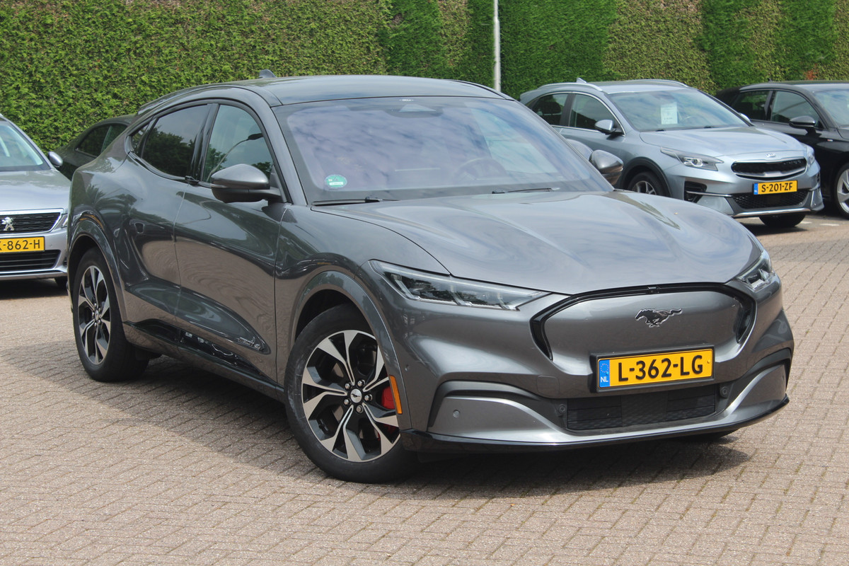 Ford Mustang Mach-E Extended First Edition AWD 98 kWh / SoH 94.9% / Trekhaak / Panoramadak / Camera / Leder / 19'' / B&O / Keyless / DAB / Dodehoek / ACC / Navigatie / Sfeerverlichting / Stoelverwarming
