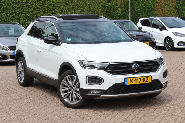 Volkswagen T-Roc 1.5 TSI Sport / Trekhaak / Panoramadak / Camera / 18'' / Dodehoek / Elektr. achterklep / Apple CarPlay / DAB / ACC