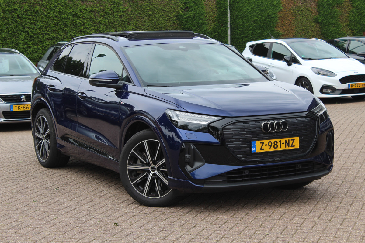 Audi Q4 e-tron 45 S Edition 82 kWh 22.526 km! / SoH 97.9% / Trekhaak / Panoramadak / Camera / 20'' / Sfeerverlichting / Half leder / Navigatie / DAB / Stoelverwarming / ACC