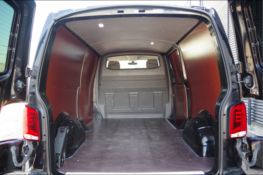 Volkswagen Transporter 2.0 TDI L2 BULLI 150PK AUT. LED, LEDER, TREKHAAK, ADAPT. CRUISE, DIGITAL COCKPIT, NAVI, AIRCO, CARPLAY, PARKEERSENSOREN, NL AUTO