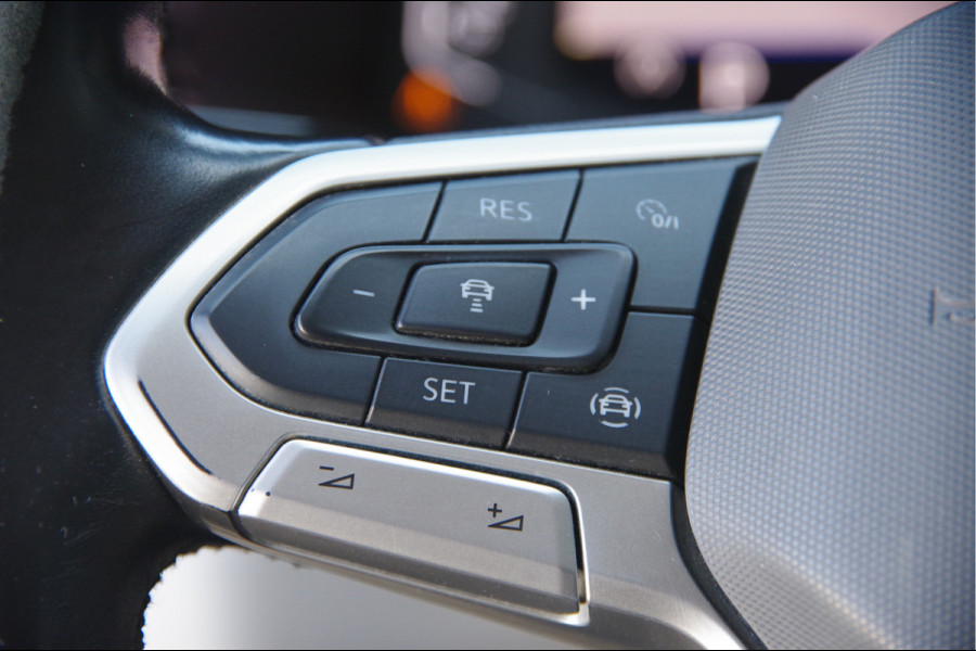 Volkswagen Transporter 2.0 TDI L2 BULLI 150PK AUT. LED, LEDER, TREKHAAK, ADAPT. CRUISE, DIGITAL COCKPIT, NAVI, AIRCO, CARPLAY, PARKEERSENSOREN, NL AUTO