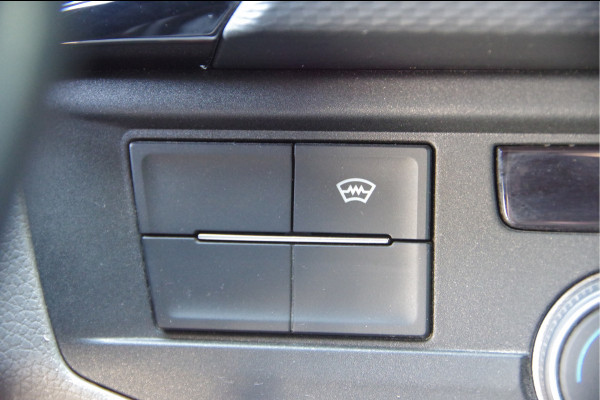 Volkswagen Transporter 2.0 TDI L2 BULLI 150PK AUT. LED, LEDER, TREKHAAK, ADAPT. CRUISE, DIGITAL COCKPIT, NAVI, AIRCO, CARPLAY, PARKEERSENSOREN, NL AUTO