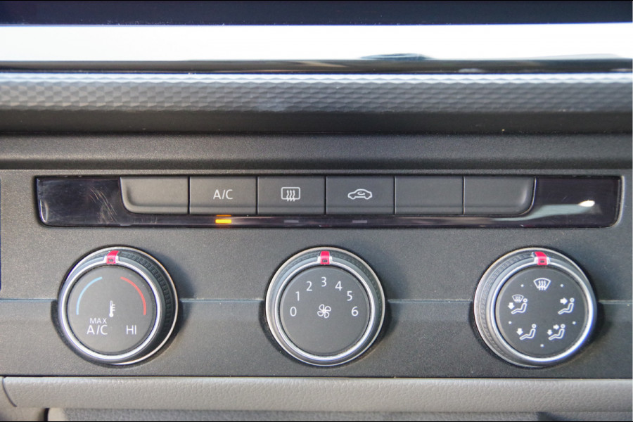 Volkswagen Transporter 2.0 TDI L2 BULLI 150PK AUT. LED, LEDER, TREKHAAK, ADAPT. CRUISE, DIGITAL COCKPIT, NAVI, AIRCO, CARPLAY, PARKEERSENSOREN, NL AUTO