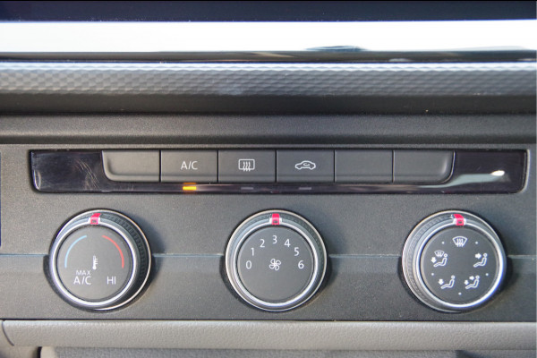 Volkswagen Transporter 2.0 TDI L2 BULLI 150PK AUT. LED, LEDER, TREKHAAK, ADAPT. CRUISE, DIGITAL COCKPIT, NAVI, AIRCO, CARPLAY, PARKEERSENSOREN, NL AUTO