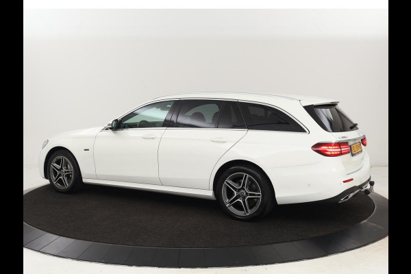 Mercedes-Benz E-Klasse 300e AMG | Trekhaak | Stoelverwarming | Camera | Carplay | Leder/Alcantara | Navigatie | Widescreen | Full LED | Sfeerverlichting | PHEV | Plug In