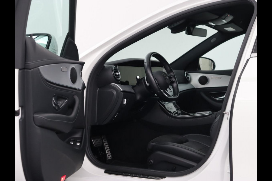 Mercedes-Benz E-Klasse 300e AMG | Trekhaak | Stoelverwarming | Camera | Carplay | Leder/Alcantara | Navigatie | Widescreen | Full LED | Sfeerverlichting | PHEV | Plug In
