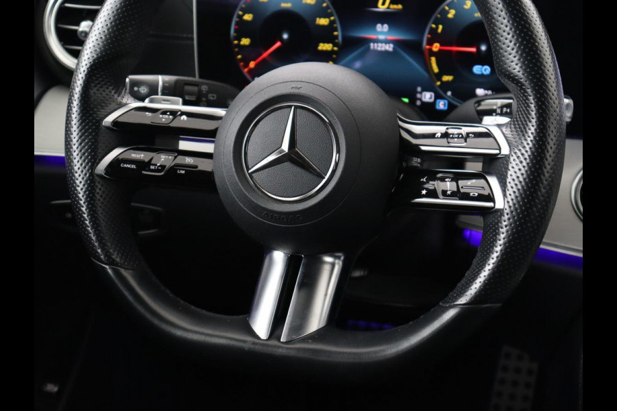 Mercedes-Benz E-Klasse 300e AMG | Trekhaak | Stoelverwarming | Camera | Carplay | Leder/Alcantara | Navigatie | Widescreen | Full LED | Sfeerverlichting | PHEV | Plug In