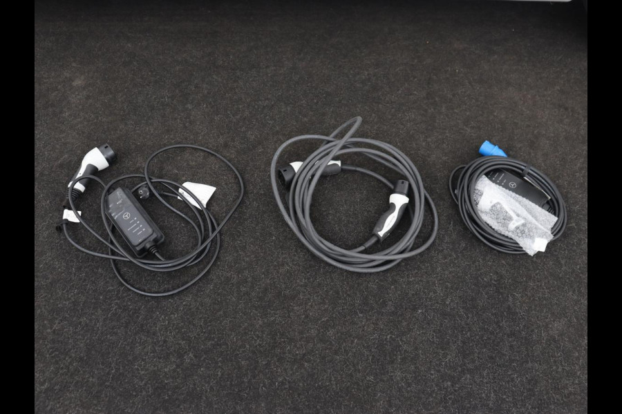 Mercedes-Benz E-Klasse 300e AMG | Trekhaak | Stoelverwarming | Camera | Carplay | Leder/Alcantara | Navigatie | Widescreen | Full LED | Sfeerverlichting | PHEV | Plug In