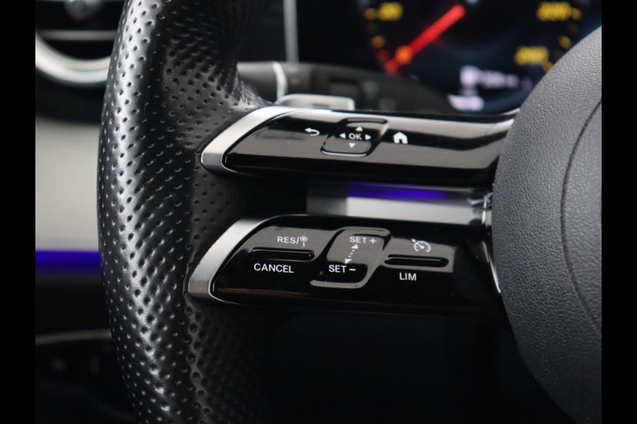 Mercedes-Benz E-Klasse 300e AMG | Trekhaak | Stoelverwarming | Camera | Carplay | Leder/Alcantara | Navigatie | Widescreen | Full LED | Sfeerverlichting | PHEV | Plug In