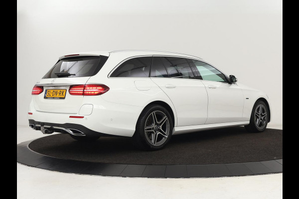 Mercedes-Benz E-Klasse 300e AMG | Trekhaak | Stoelverwarming | Camera | Carplay | Leder/Alcantara | Navigatie | Widescreen | Full LED | Sfeerverlichting | PHEV | Plug In