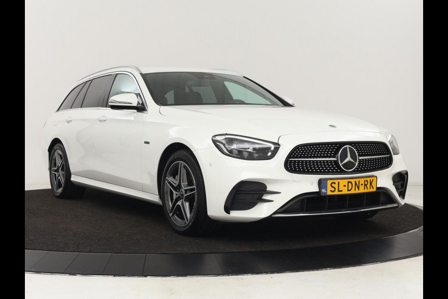 Mercedes-Benz E-Klasse 300e AMG | Trekhaak | Stoelverwarming | Camera | Carplay | Leder/Alcantara | Navigatie | Widescreen | Full LED | Sfeerverlichting | PHEV | Plug In