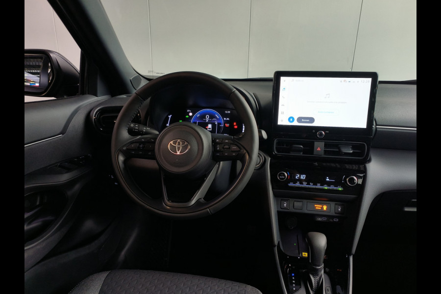 Toyota Yaris Cross 1.5 Hybrid 130 Dynamic NIEUW!!! Rijklaar + 5 jaar Fabrieksgarantie Henk Jongen Auto's in Helmond,  al 50 jaar service zoals 't hoort!