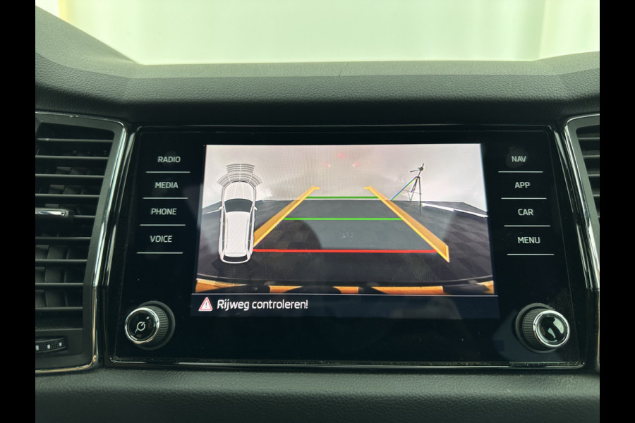 Škoda Kodiaq 1.5 TSI Sportline Business Aut. *PANO | LEATHER-ALCANTARA | FULL-LED | MEMORY-PACK | CANTON-SOUND | CAMERA | KEYLESS | DIGI-COCKPIT | SPORTSEATS | DAB+ | AMBIENT-LIGHT | CARBON | TOWBAR | 20''ALU*