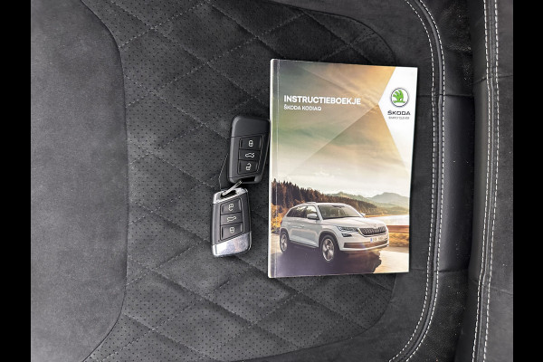 Škoda Kodiaq 1.5 TSI Sportline Business Aut. *PANO | LEATHER-ALCANTARA | FULL-LED | MEMORY-PACK | CANTON-SOUND | CAMERA | KEYLESS | DIGI-COCKPIT | SPORTSEATS | DAB+ | AMBIENT-LIGHT | CARBON | TOWBAR | 20''ALU*