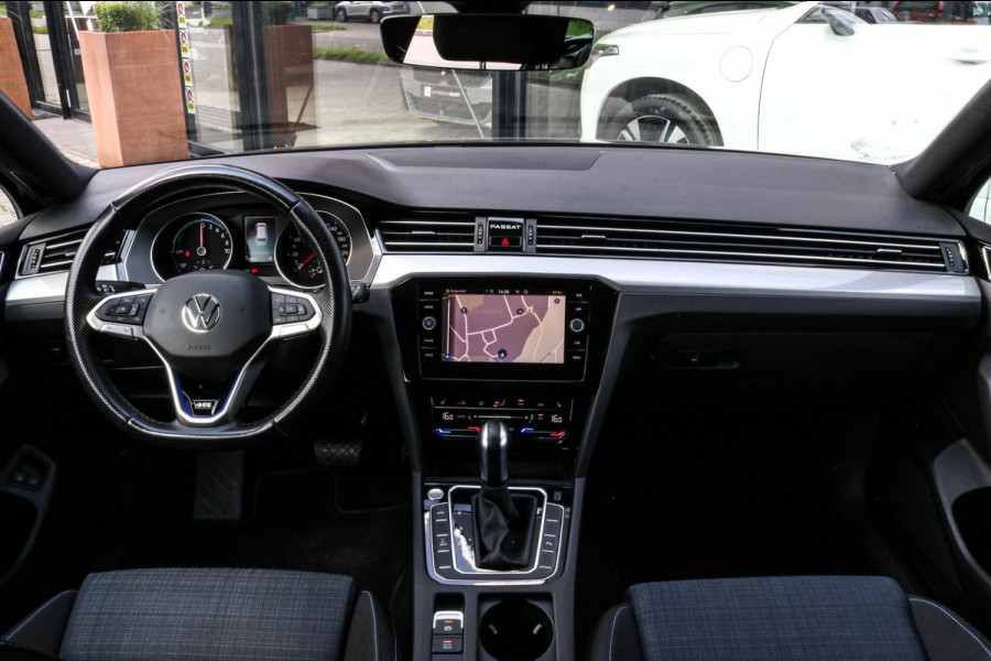 Volkswagen Passat Variant 1.4 TSI PHEV GTE - PANO - TREKHAAK - MASSAGE