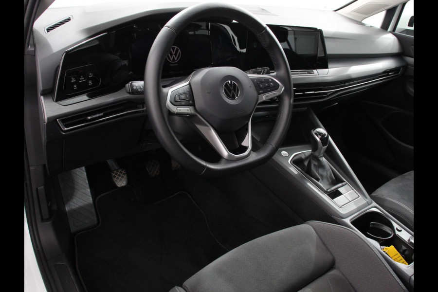 Volkswagen Golf 1.5 TSI 150pk Style Volkswagen Golf 1.5 eTSI 150pk Style | Navigatie | Climate Control | DAB | Digitale Cockpit | Keyless Start | Lichtmetalen velgen 17" | Parkeer Sensoren | Stoelverwarming