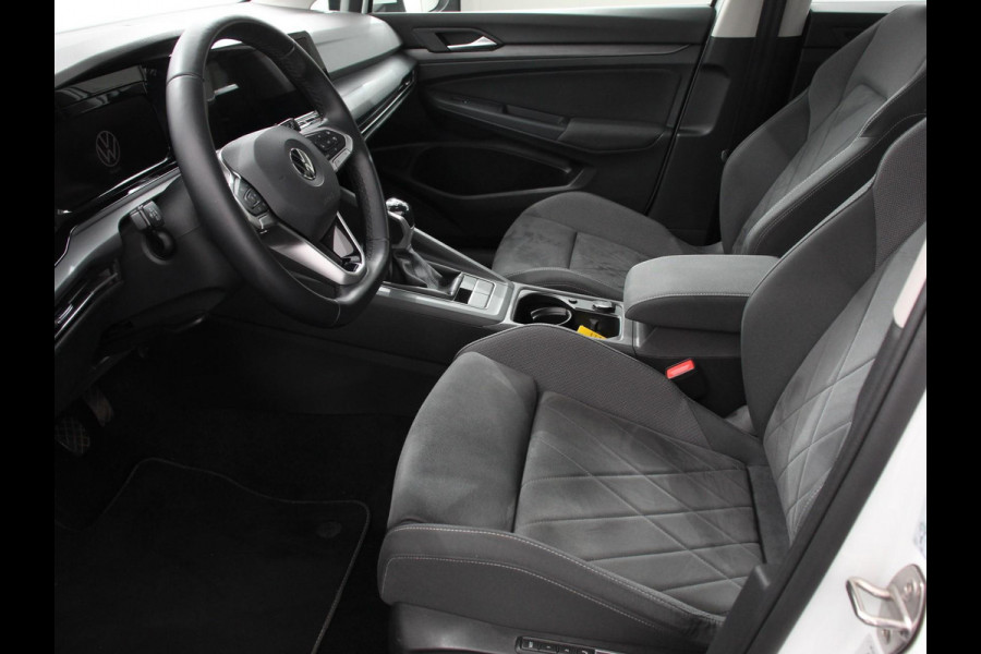 Volkswagen Golf 1.5 TSI 150pk Style Volkswagen Golf 1.5 eTSI 150pk Style | Navigatie | Climate Control | DAB | Digitale Cockpit | Keyless Start | Lichtmetalen velgen 17" | Parkeer Sensoren | Stoelverwarming