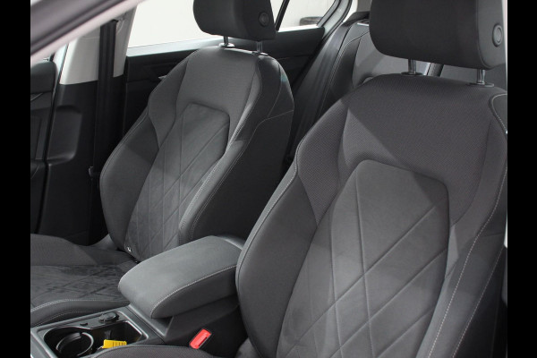 Volkswagen Golf 1.5 TSI 150pk Style Volkswagen Golf 1.5 eTSI 150pk Style | Navigatie | Climate Control | DAB | Digitale Cockpit | Keyless Start | Lichtmetalen velgen 17" | Parkeer Sensoren | Stoelverwarming