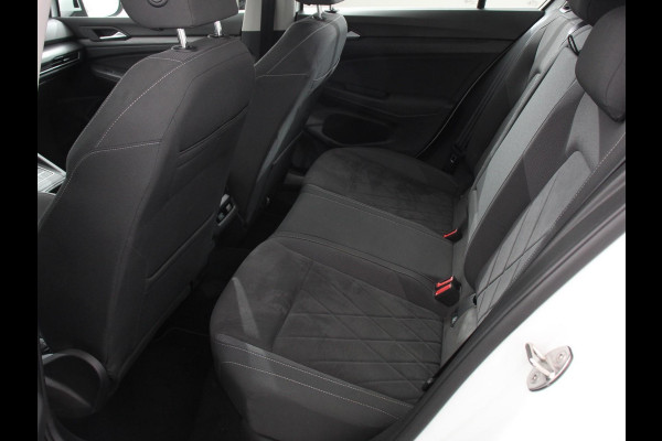 Volkswagen Golf 1.5 TSI 150pk Style Volkswagen Golf 1.5 eTSI 150pk Style | Navigatie | Climate Control | DAB | Digitale Cockpit | Keyless Start | Lichtmetalen velgen 17" | Parkeer Sensoren | Stoelverwarming
