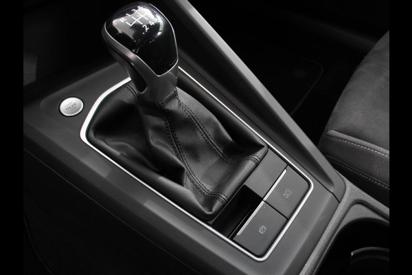 Volkswagen Golf 1.5 TSI 150pk Style Volkswagen Golf 1.5 eTSI 150pk Style | Navigatie | Climate Control | DAB | Digitale Cockpit | Keyless Start | Lichtmetalen velgen 17" | Parkeer Sensoren | Stoelverwarming