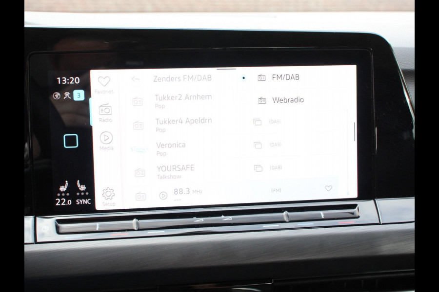 Volkswagen Golf 1.5 TSI 150pk Style Volkswagen Golf 1.5 eTSI 150pk Style | Navigatie | Climate Control | DAB | Digitale Cockpit | Keyless Start | Lichtmetalen velgen 17" | Parkeer Sensoren | Stoelverwarming