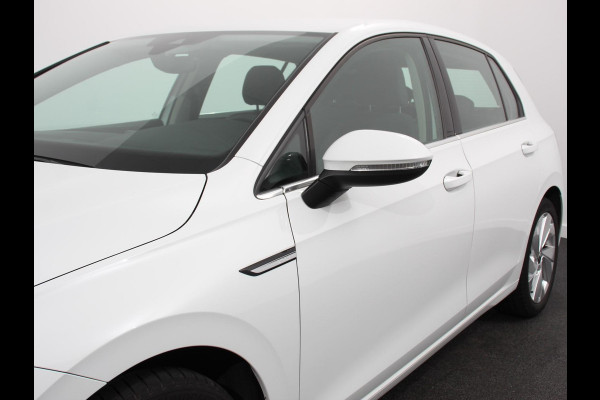 Volkswagen Golf 1.5 TSI 150pk Style Volkswagen Golf 1.5 eTSI 150pk Style | Navigatie | Climate Control | DAB | Digitale Cockpit | Keyless Start | Lichtmetalen velgen 17" | Parkeer Sensoren | Stoelverwarming