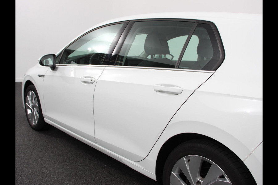 Volkswagen Golf 1.5 TSI 150pk Style Volkswagen Golf 1.5 eTSI 150pk Style | Navigatie | Climate Control | DAB | Digitale Cockpit | Keyless Start | Lichtmetalen velgen 17" | Parkeer Sensoren | Stoelverwarming