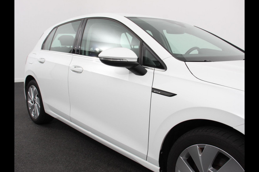 Volkswagen Golf 1.5 TSI 150pk Style Volkswagen Golf 1.5 eTSI 150pk Style | Navigatie | Climate Control | DAB | Digitale Cockpit | Keyless Start | Lichtmetalen velgen 17" | Parkeer Sensoren | Stoelverwarming