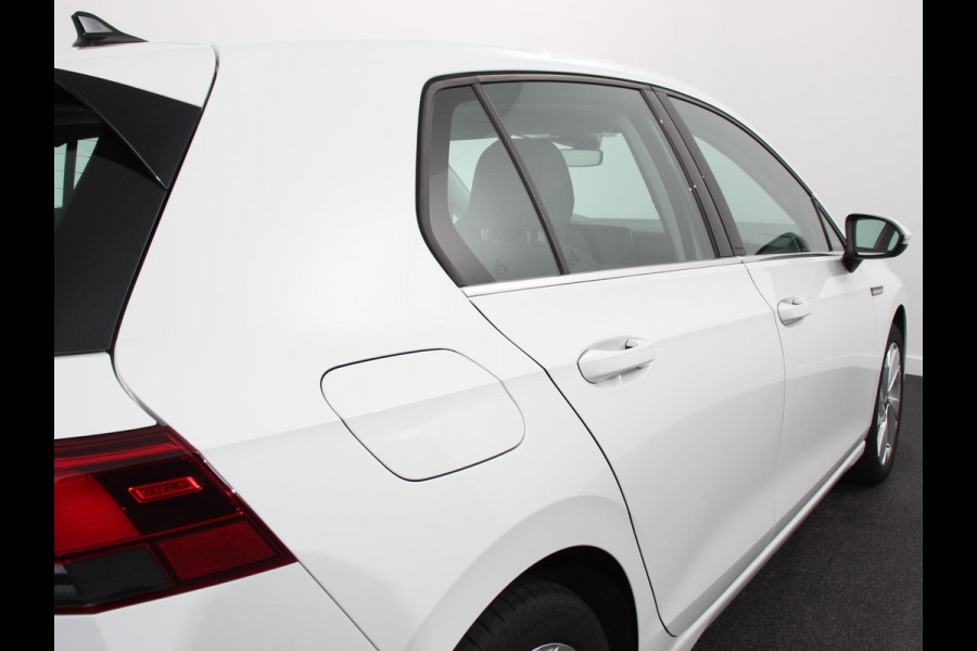 Volkswagen Golf 1.5 TSI 150pk Style Volkswagen Golf 1.5 eTSI 150pk Style | Navigatie | Climate Control | DAB | Digitale Cockpit | Keyless Start | Lichtmetalen velgen 17" | Parkeer Sensoren | Stoelverwarming