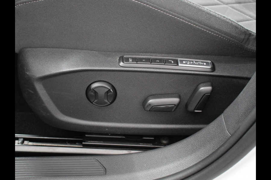 Volkswagen Golf 1.5 TSI 150pk Style Volkswagen Golf 1.5 eTSI 150pk Style | Navigatie | Climate Control | DAB | Digitale Cockpit | Keyless Start | Lichtmetalen velgen 17" | Parkeer Sensoren | Stoelverwarming