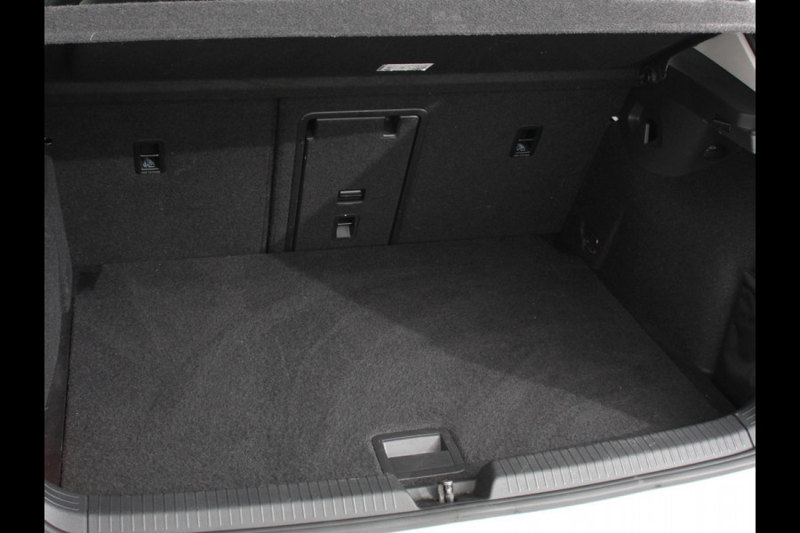 Volkswagen Golf 1.5 TSI 150pk Style Volkswagen Golf 1.5 eTSI 150pk Style | Navigatie | Climate Control | DAB | Digitale Cockpit | Keyless Start | Lichtmetalen velgen 17" | Parkeer Sensoren | Stoelverwarming