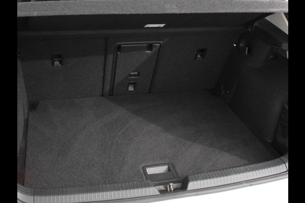 Volkswagen Golf 1.5 TSI 150pk Style Volkswagen Golf 1.5 eTSI 150pk Style | Navigatie | Climate Control | DAB | Digitale Cockpit | Keyless Start | Lichtmetalen velgen 17" | Parkeer Sensoren | Stoelverwarming
