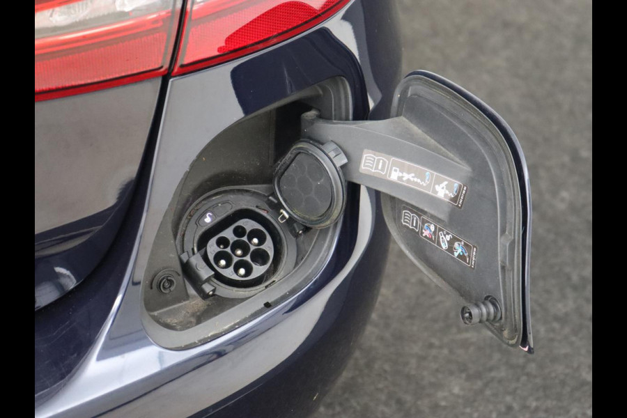 Mercedes-Benz C-Klasse 300e Avantgarde Luxury | Panoramadak | Luchtvering | Burmester | Stuurverwarming | 360 Camera | Leder | Stoelverwarming | Memory | Carplay | Sfeerverlichting | Matrix LED | PHEV | Plug In