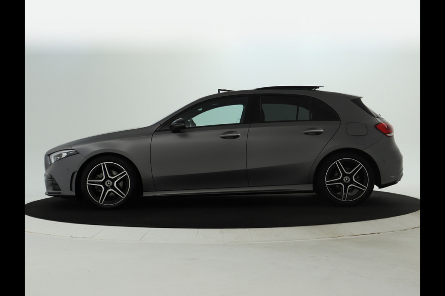 Mercedes-Benz A-Klasse 180 Business Solution AMG | AMG Line | Night Pakket | Panorama Schuif-Kanteldak | Sfeerverlichting | Inclusief 24 maanden MB Certified garantie voor Europa.