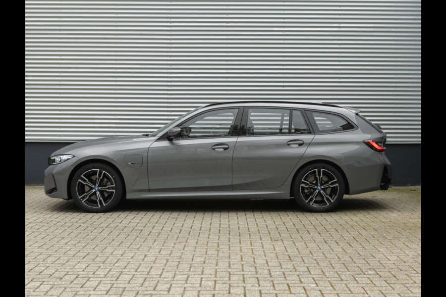 BMW 3 Serie Touring 330e M-Sport - Active Cruise - Camera - Stuurwiel Verwarmd - Hifi