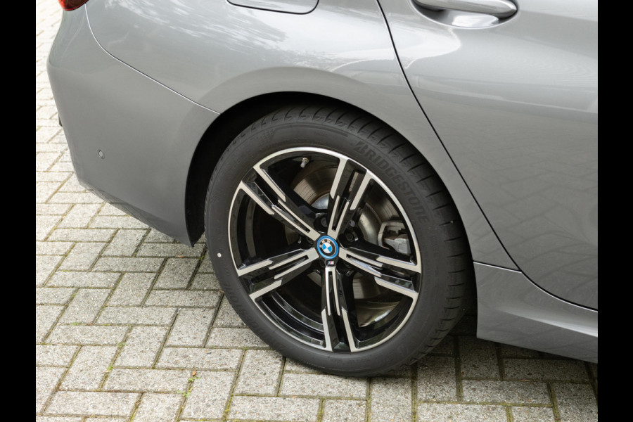 BMW 3 Serie Touring 330e M-Sport - Active Cruise - Camera - Stuurwiel Verwarmd - Hifi