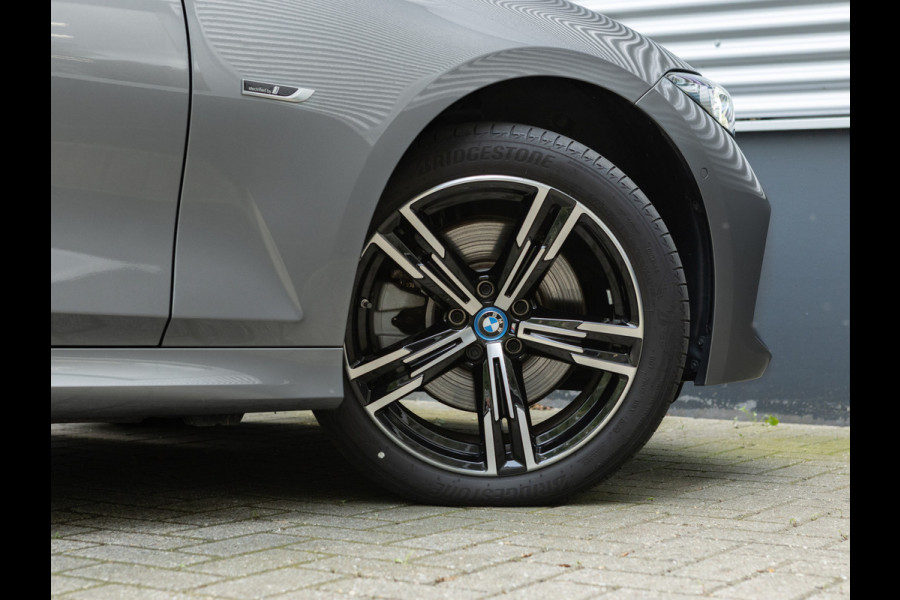 BMW 3 Serie Touring 330e M-Sport - Active Cruise - Camera - Stuurwiel Verwarmd - Hifi