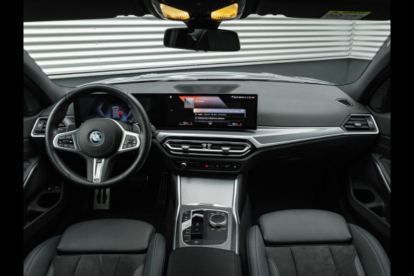 BMW 3 Serie Touring 330e M-Sport - Active Cruise - Camera - Stuurwiel Verwarmd - Hifi