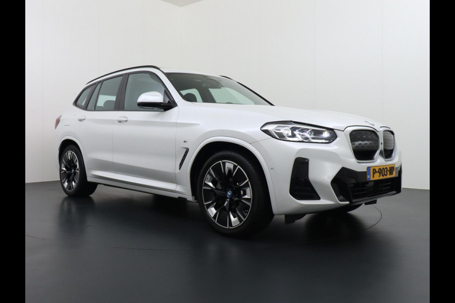 BMW iX3 High Executive 80 kWh M SPORT VAN: 46.900,- VOOR 40.877,- US HERFSTVOORDEEL: 6.023,- EURO M SPORT DEALER ONDERHOUDEN | MEGA COMPLEET (oa: DRIVING ASSIST.PROFF.-HARMAN KARDON-DODE HOEK-ELECTR.STOELEN-ADAPTIEF ONDERSTEL etc.) | RIJKLAARPIJS incl. 12mnd BOVAG